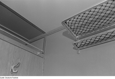 Fotothek_df_roe-neg_0006234_011_Teilansicht_der_Gepäckablagen_eines_Schlafwagena.jpg