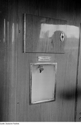 Fotothek_df_roe-neg_0006234_004_Trinkwasserhahn_in_einem_Schlafwagen rr.jpg